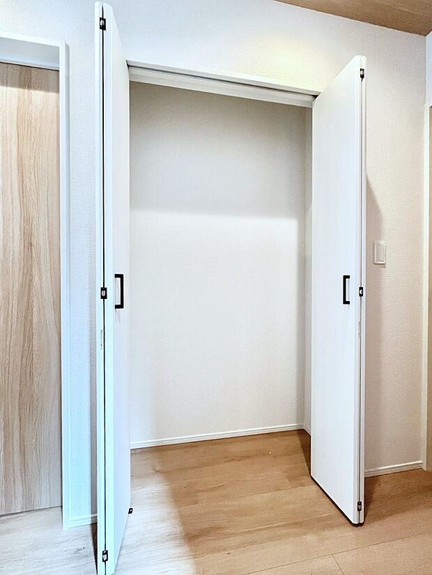 廊下収納。掃除道具や季節の小物を収納することができます。