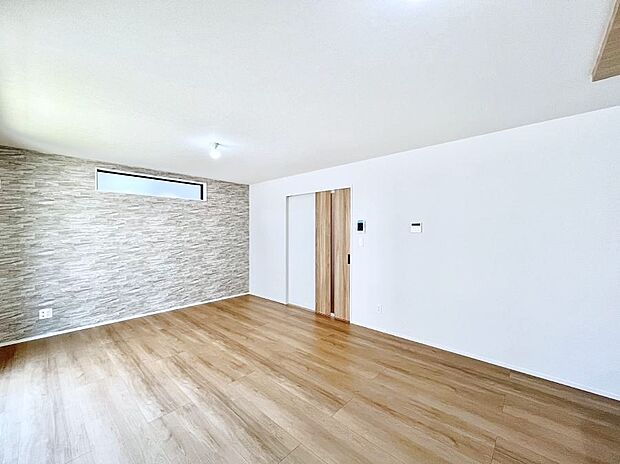 アクセントクロスがお洒落なダイニング。家族でのんびりくつろげる広々スペース。