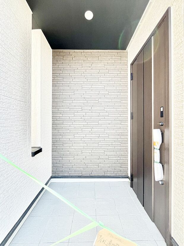 玄関前は雨が降っても濡れにくい屋根付き