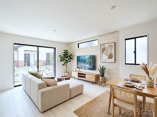 家族の和やかな会話が聞こえてきそう。開放感のあるリビングです。※家具はCGです