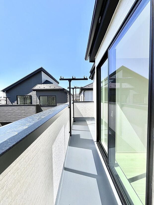 暖かな陽光が降り注ぐバルコニーはお洗濯におすすめ。爽やかな風も心地よいです。