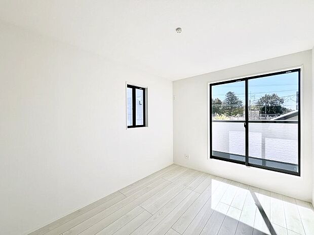 バルコニーが開放感をプラスしてくれる洋室