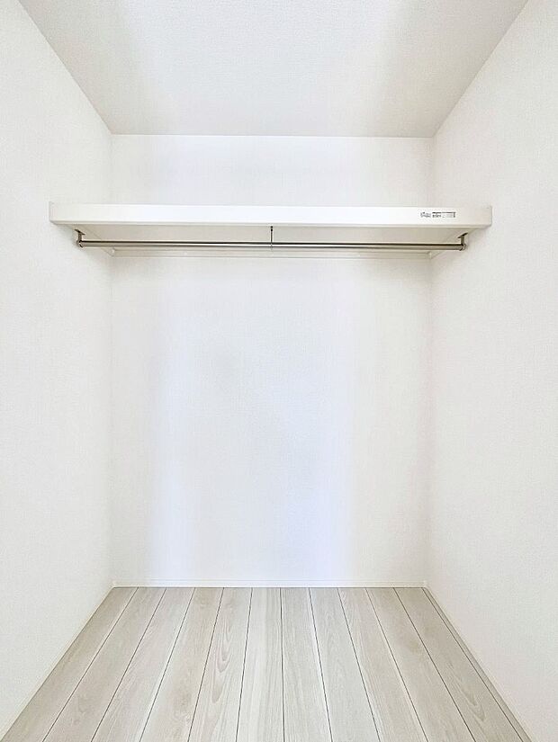 ウォークインクローゼット付きで生活空間を広く利用できます。