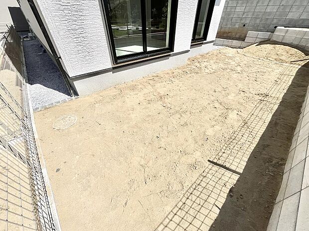 家族で楽しめる庭付きです。ガーデニングや物置を置いたり、お子様がいらっしゃるご家庭ではプールなど使い方はさまざまです。