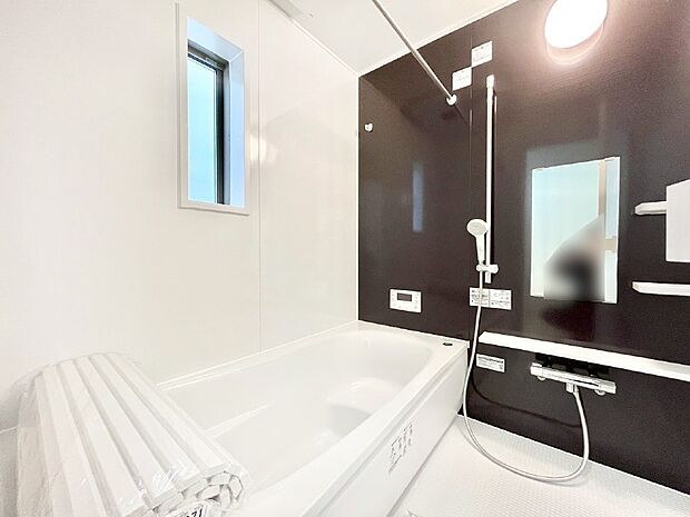 一日の疲れを癒してくれる明るい清潔感のあるバスルーム