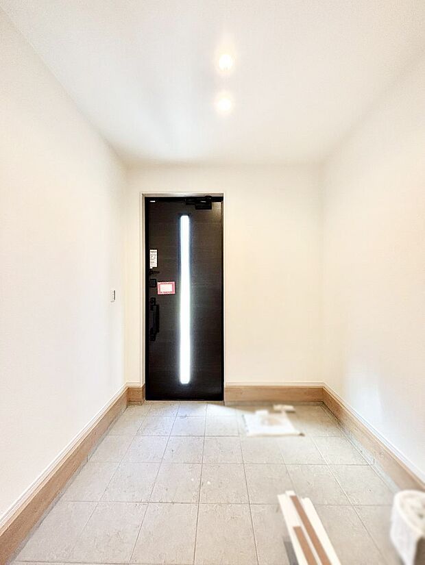 玄関ドアにスリッドラインが入っているので光の演出をしてくれます