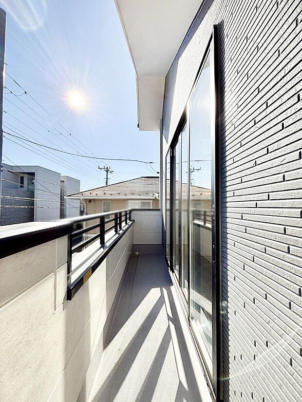 ゆったりバルコニーだから沢山お洗濯ものを干せます。