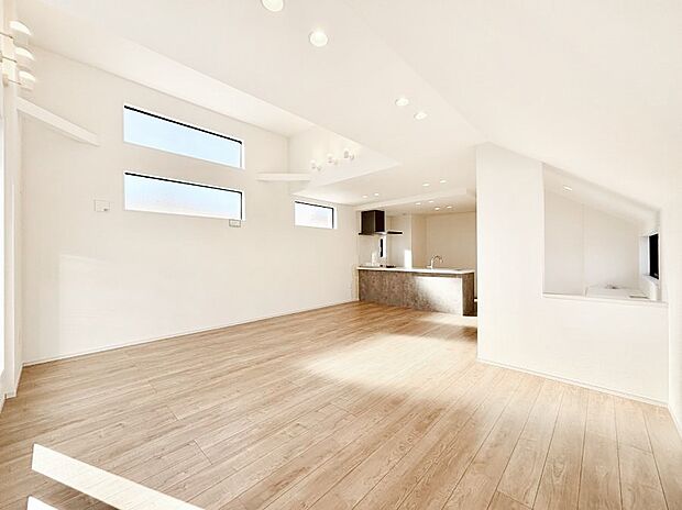 家族の笑顔が自然と生まれてくる、そんな雰囲気のダイニングに仕上がっています。