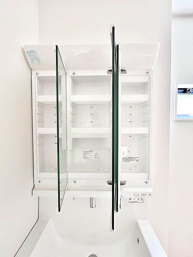 三面鏡の裏に、化粧品や衛生用品などを収納可能。洗面台をすっきりと保ちます!