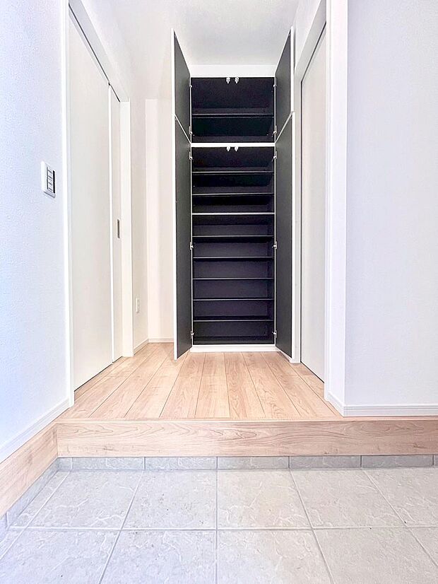 たっぷり収納できるシューズボックスで家族全員の靴も、玄関すっきり。