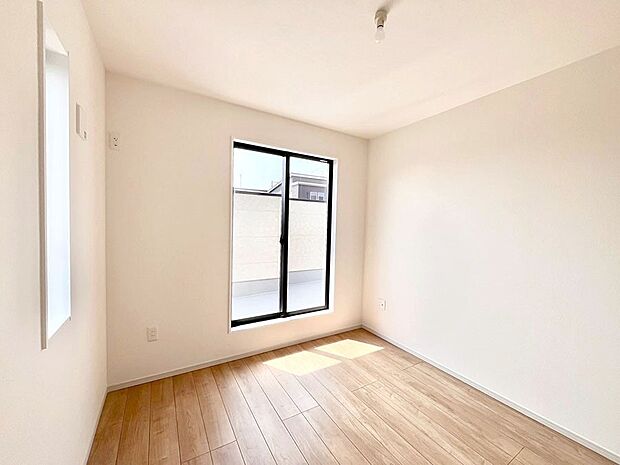 明るいバルコニーサイドに洋室を設置。目覚めの良い寝室に。