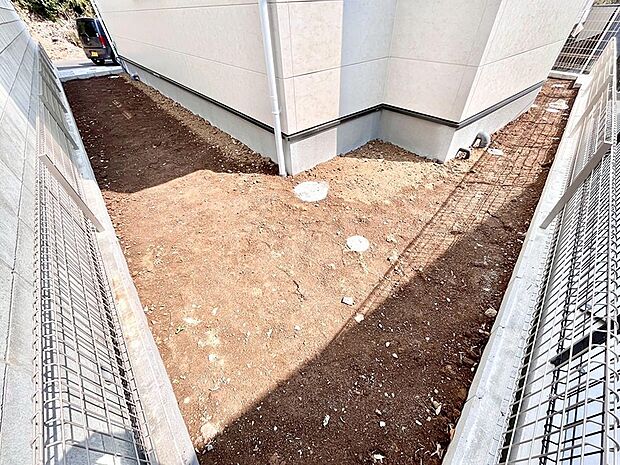 プランターを並べて季節のお花を楽しめるお庭付き。