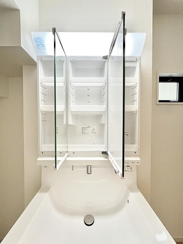 三面鏡の裏に、化粧品や衛生用品などを収納可能。洗面台をすっきりと保ちます!