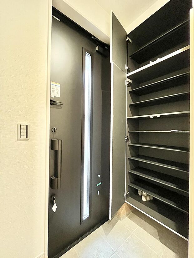 たっぷり収納できるシューズボックスで家族全員の靴も、玄関すっきり。