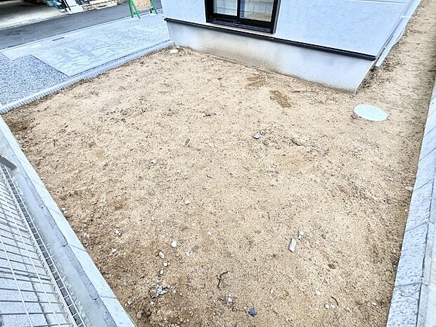 ガーデニングや家庭菜園も楽しめるお庭付き。