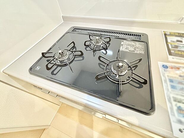 ガスコンロはSiセンサー搭載。火力調節や焦げ付き・消し忘れも防いでくれます。