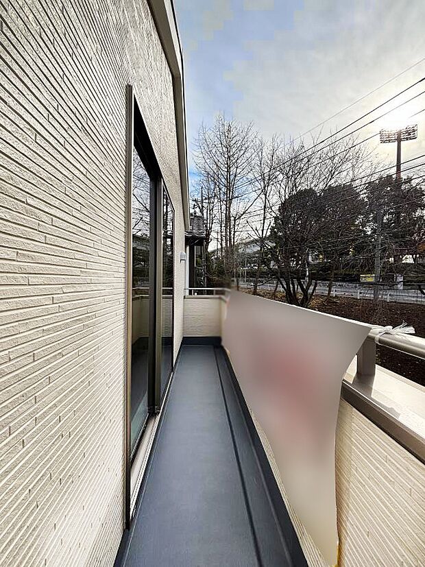 暖かな陽光が降り注ぐバルコニーはお洗濯におすすめ。爽やかな風も心地よいです。