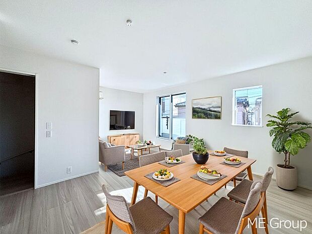 ご家族の賑やかな話し声で包まれる明るいリビング ※家具はCGです