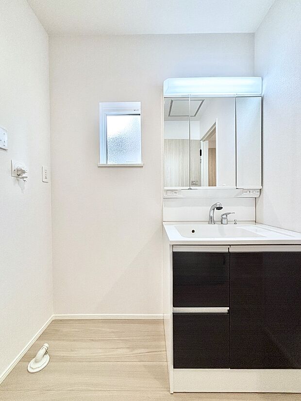 大きく見やすい三面鏡で清潔感ある洗面台は、身だしなみチェックや肌のお手入れにおすすめです。 