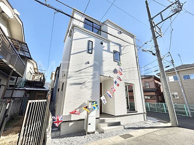 シンプルで落ち着きのある建物は住むかたの個性でオリジナルなものになっていきます。 