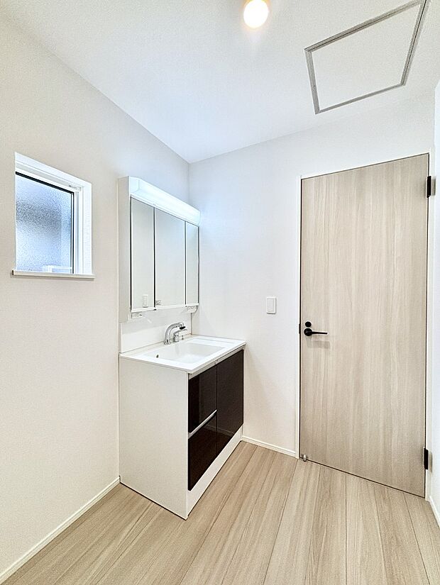 清潔感のある快適空間です。毎日の身支度も気持ち良くお使い頂けます。 