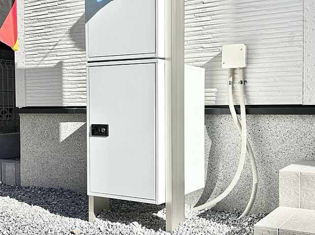 外観「宅配ボックス」　時間を気にせず宅配物をいつでも安全に受け取れます。 