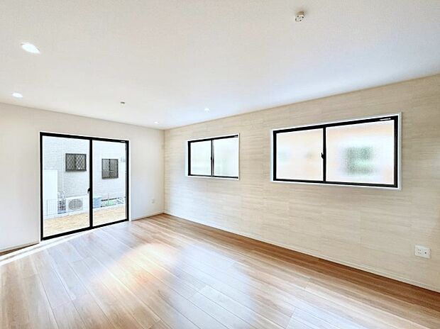 明るい陽光が注ぎ、寛ぎの雰囲気に満たされるリビング・ダイニング。 