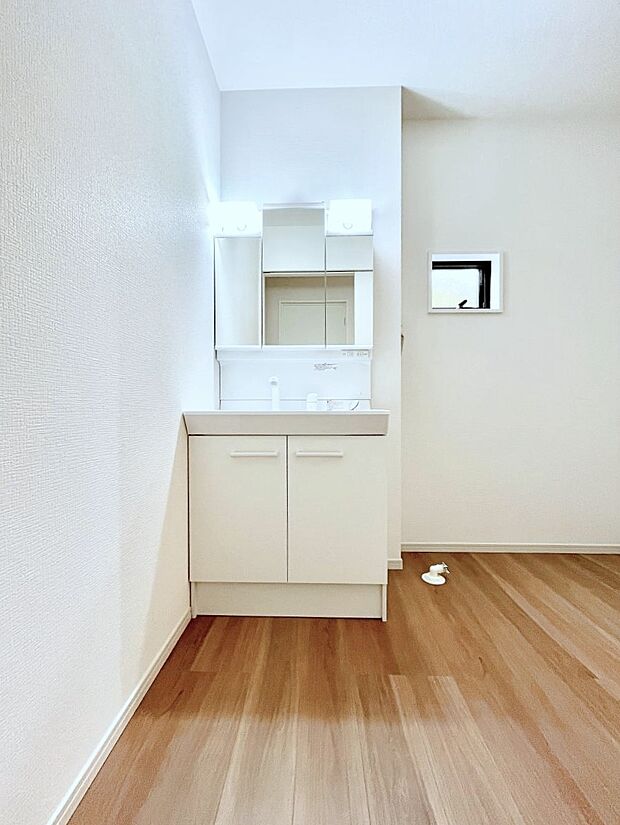 ゆとりの洗面スペースで朝の身支度もスムーズに