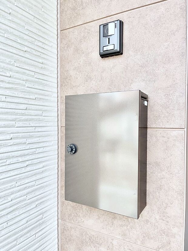 シンプルデザインのポスト。