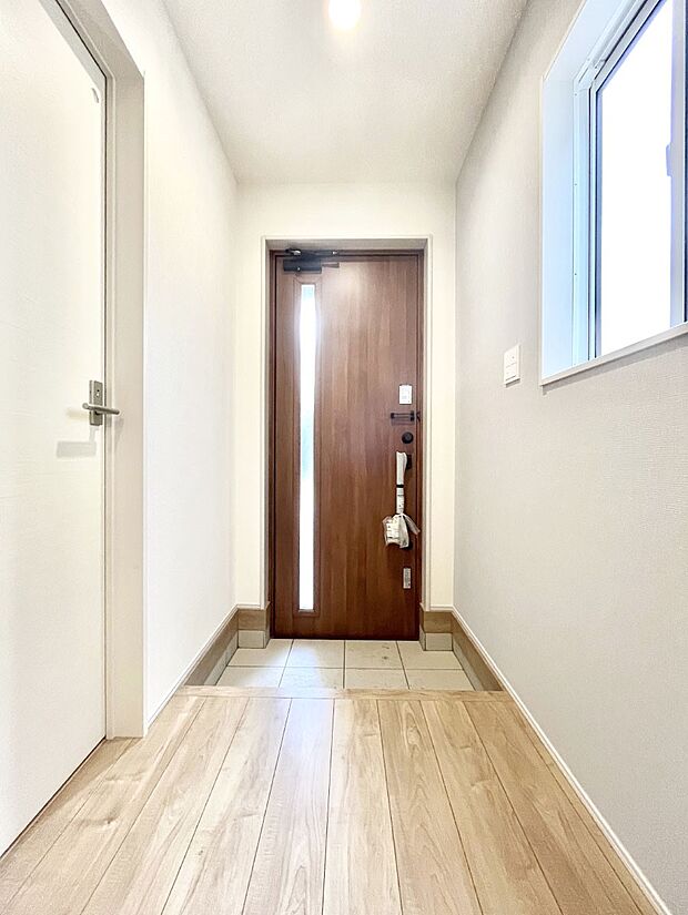 明るい玄関はお客様をお出迎えするのにぴったりです！ 