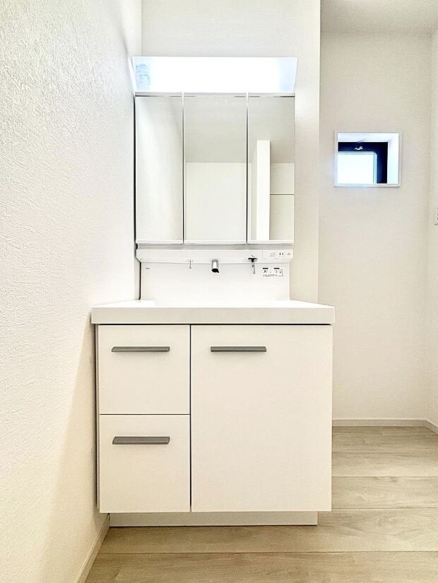 大きく見やすい三面鏡で清潔感ある洗面台は、身だしなみチェックや肌のお手入れにおすすめです。