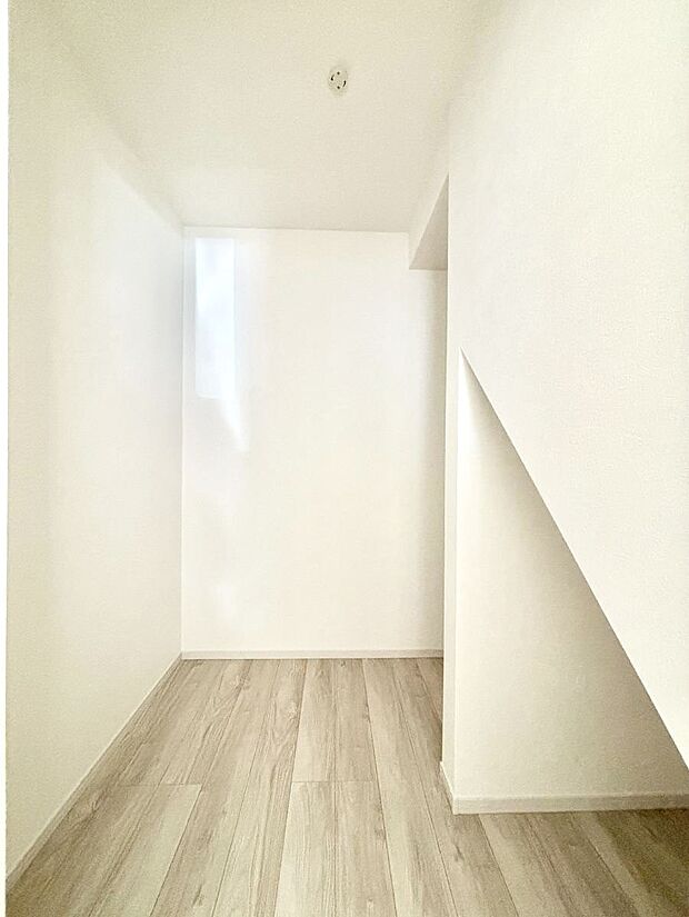 リビング収納。ここに収納があると物が集まるLDKがスッキリ片付きそうですね。