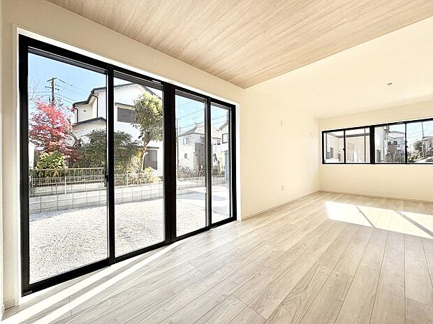 大きな窓からたっぷりの陽光と風を感じられるリビング