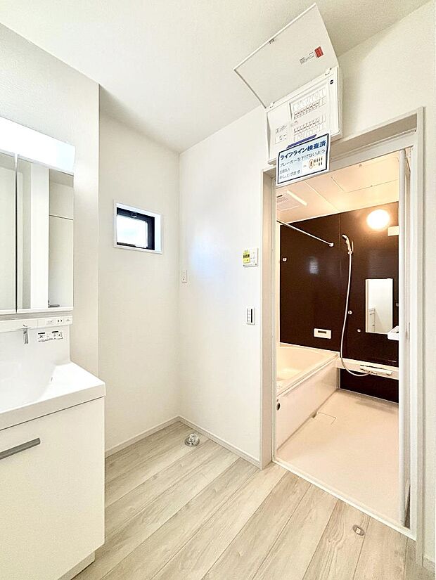 清潔感のある快適空間です。毎日の身支度も気持ち良くお使い頂けます。