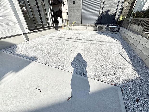 プランターを並べて季節のお花を楽しめるお庭付き。