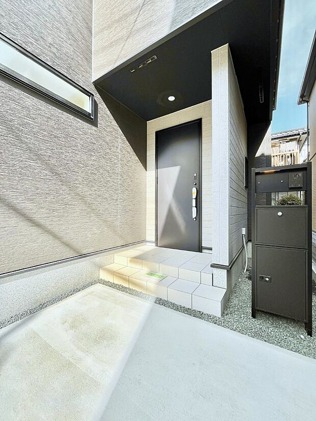 大切な家族、来客を出迎える玄関。玄関前は屋根付きで雨が降っていても濡れにくいです。