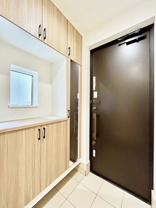 ミラー付きシューズボックスはお出かけ前の身だしなみチェックに便利