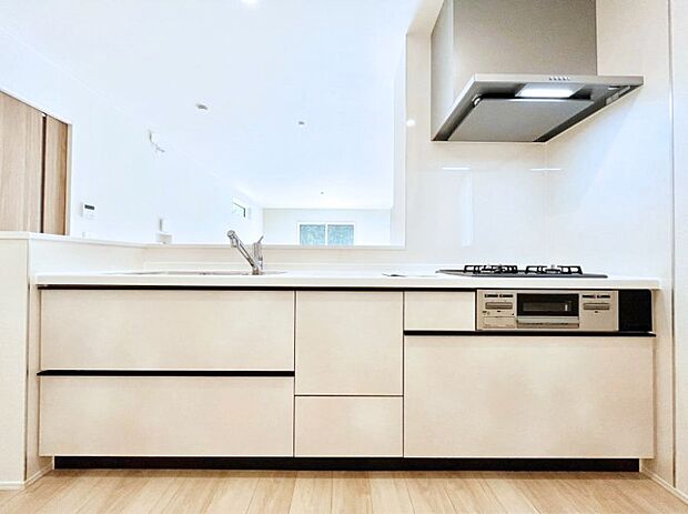 リビングを見渡せる人気のカウンターキッチン。 家族を見守りながら家事をすることができます。