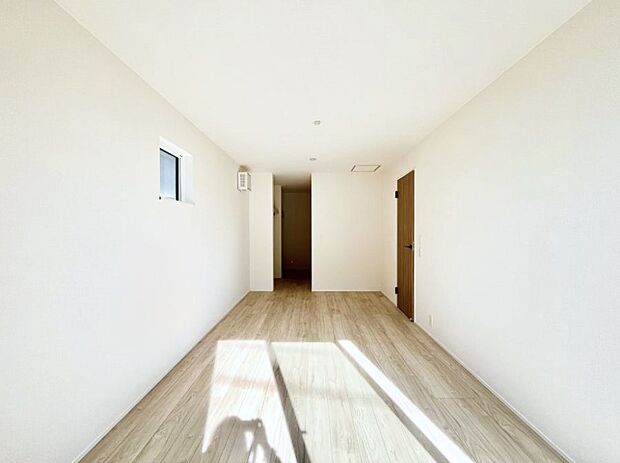 ウォークインクローゼットがあるお部屋。季節ごとの入れ替えも不要で便利です!