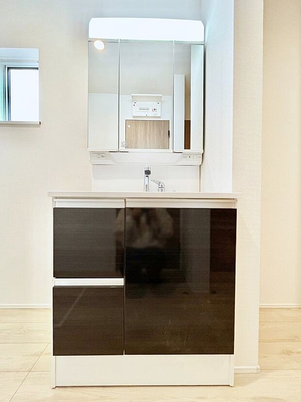 大きく見やすい三面鏡で清潔感ある洗面台は、身だしなみチェックや肌のお手入れにおすすめです。 