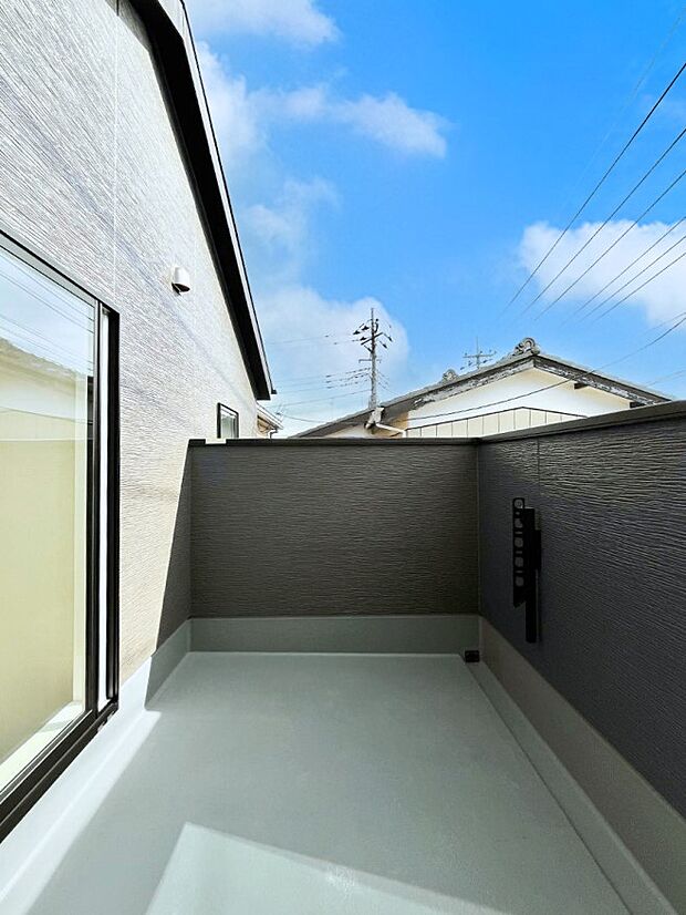 南向きのバルコニー!ご家族の洗濯物はもちろん、お布団もたっぷり干せます!