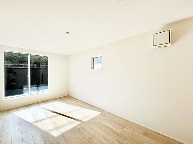 バルコニーが開放感をプラスしてくれる洋室