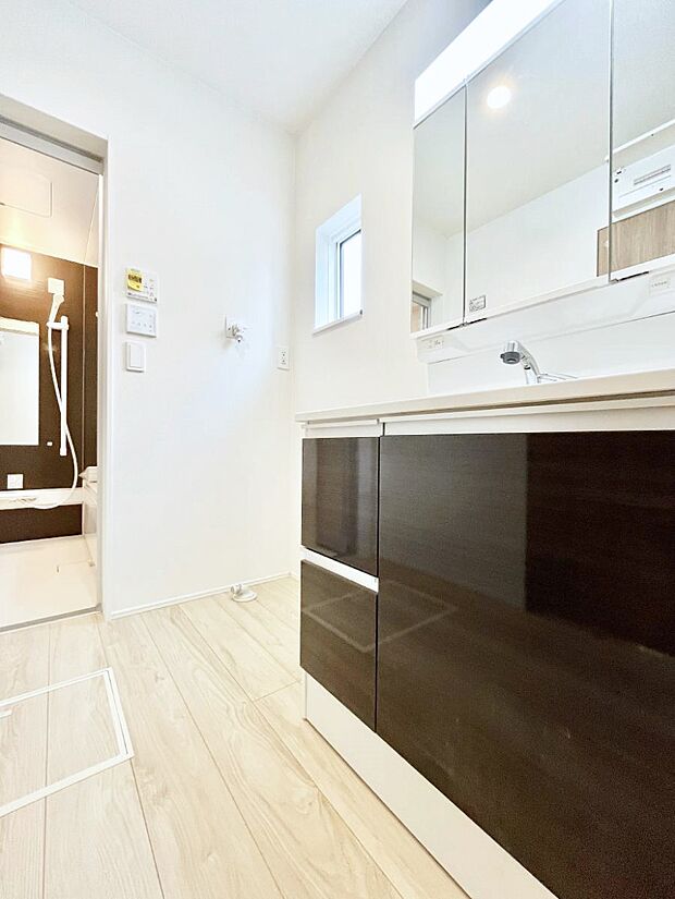 小窓がついているので湿気の多い場所でも換気が十分行えます。毎日の身支度を気持ち良く!