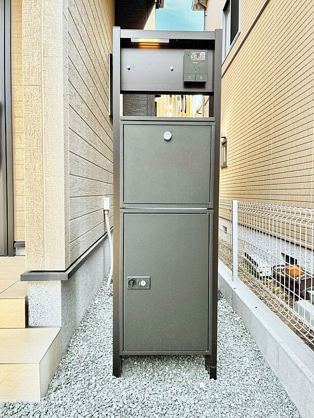 表札・インターホン・ポスト・宅配BOXをひとつに集約。エントランスになじむシンプルデザイン。