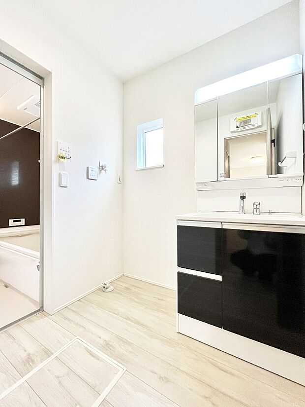 清潔感のある快適空間です。毎日の身支度も気持ち良くお使い頂けます。