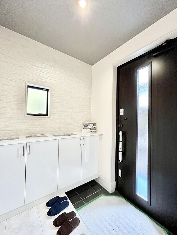 ガラススリットの入った玄関ドアが室内に光を届けてくれます