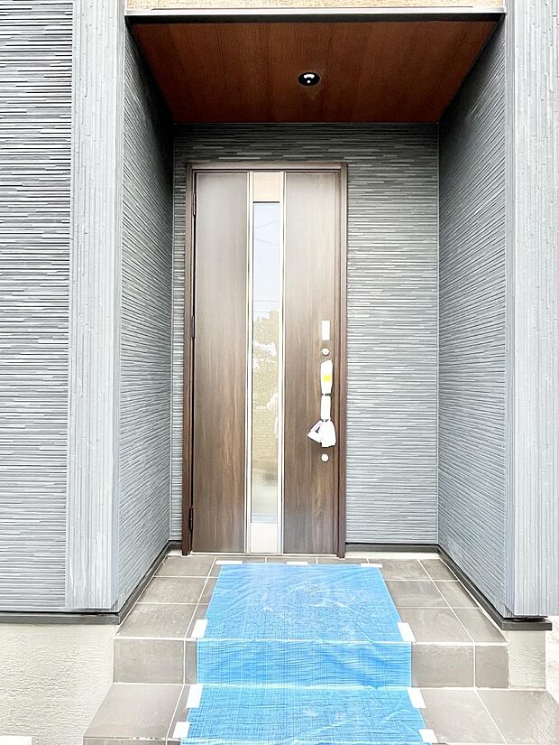 玄関前は雨が降っても濡れにくい屋根付き