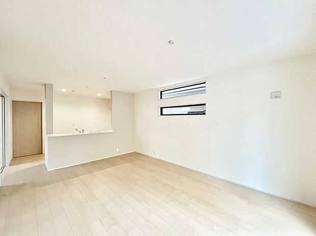 明るい陽光が注ぎ、寛ぎの雰囲気に満たされるリビング・ダイニング。