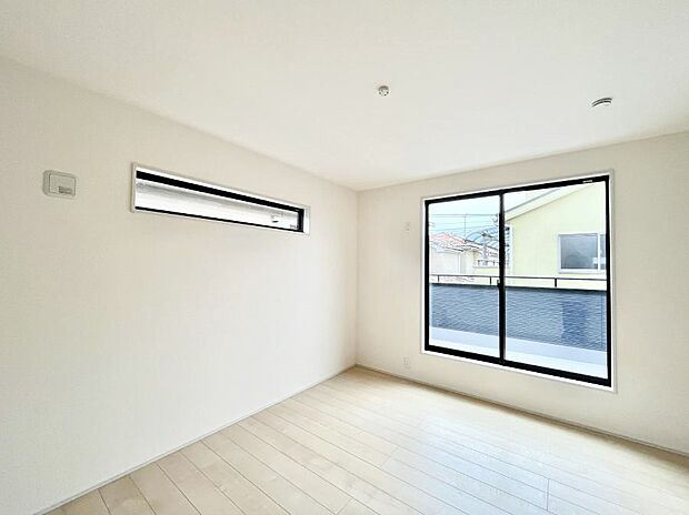 明るいバルコニーサイドに洋室を設置。目覚めの良い寝室に。 　