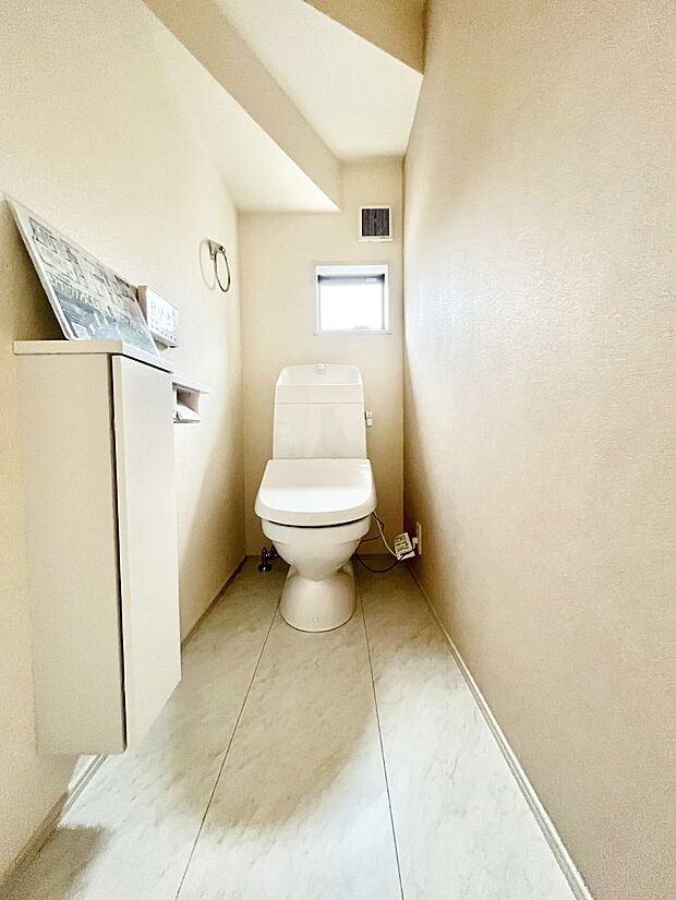 明るく清潔感のあるトイレです。